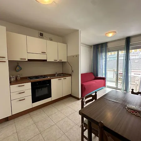 Flat With Side Sea View Just Steps From The Appartamento *